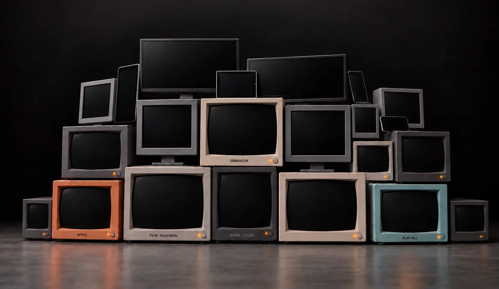 오래된 CRT 위로 LCD, 태블릿과 휴대폰이 쌓인 설치물